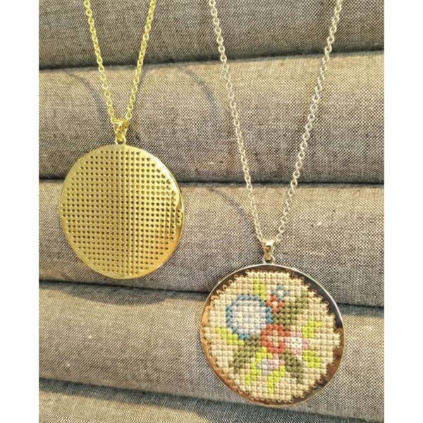 Stitch Grid Round Necklace